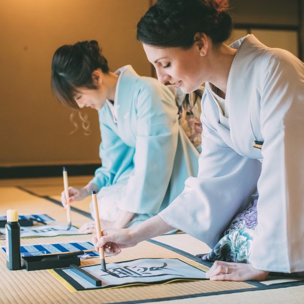 姫路の着物屋では習字体験のイベントなども行っており外国人の方に好評です